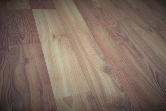 Podłogi z drewna we Wrocławiu – jak dobrać idealną podłogę do mieszkania lub domu